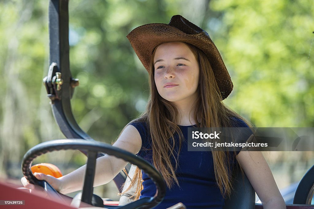 ファームの女性が運転トラクター - トラクターのロイヤリティフリーストックフォト