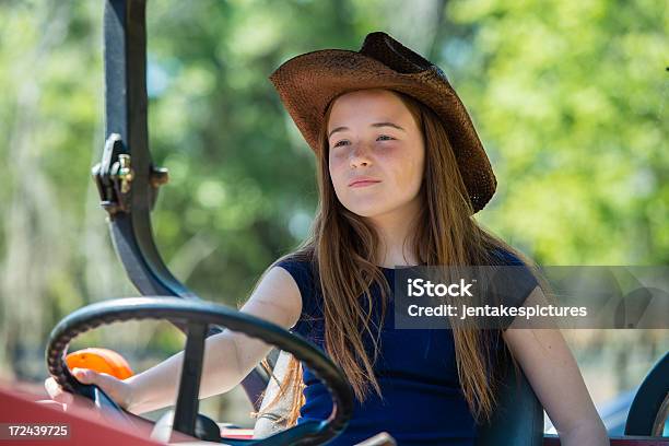 ファームの女性が運転トラクター - トラクターのストックフォトや画像を多数ご用意 - トラクター, 女の子, 帽子