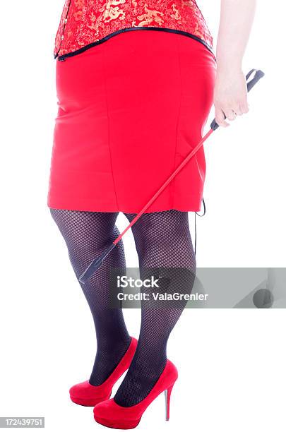 Cintura De Mujer Con Plumas Rojas Fusta Foto de stock y más banco de imágenes de Domme - Domme, Adulto, Adulto de mediana edad
