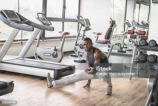 African Deportista Haciendo Estiramientos En El Gimnasio Foto de stock y más banco de imágenes de 20 a 29 años