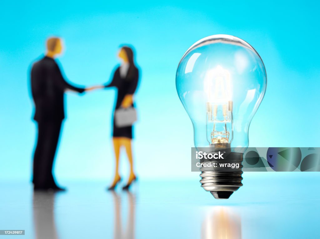 Lâmpada elétrica com pessoas de negócios - Foto de stock de Acordo royalty-free