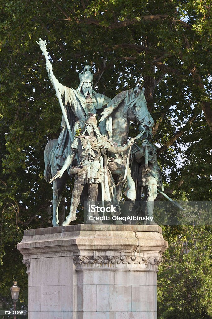 Carlos Magno estátua em frente da Notre Dame, Paris. - Foto de stock de Carlos Magno - Realeza royalty-free