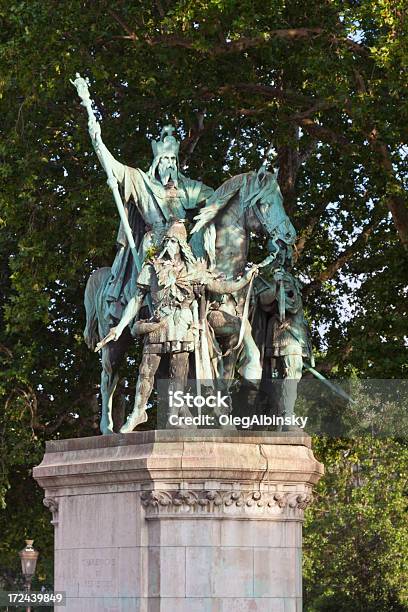 Foto de Carlos Magno Estátua Em Frente Da Notre Dame Paris e mais fotos de stock de Carlos Magno - Realeza