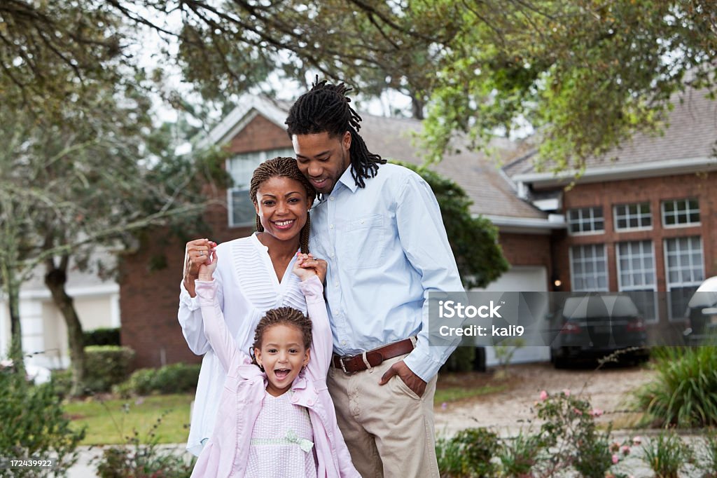 Familia afroamericana en frente de casa - Foto de stock de Delante de libre de derechos