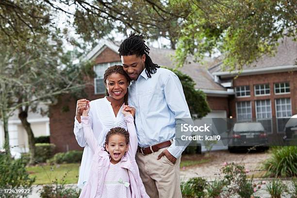 Familia Afroamericana En Frente De Casa Foto de stock y más banco de imágenes de Delante de - Delante de, Familia, Casa