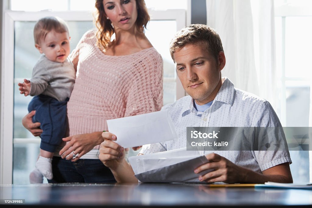 Mère et bébé père payant les factures - Photo de Service postal libre de droits