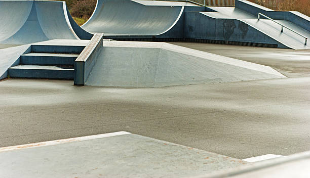skate park de la pluie - grinding photos et images de collection