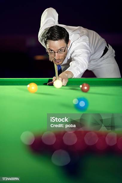 Snooker Player Za Wskazówkę Piłka Docelowego - zdjęcia stockowe i więcej obrazów Aktywność sportowa - Aktywność sportowa, Bar - Lokal gastronomiczny, Biała bila