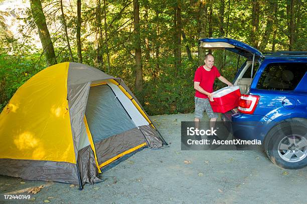 Photo libre de droit de Campingcars banque d'images et plus d'images libres de droit de Glacière - Glacière, Tente, Hommes