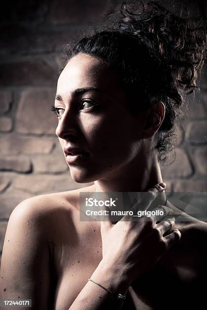 Fragilidade - Fotografias de stock e mais imagens de Mulheres - Mulheres, Nu, Tristeza