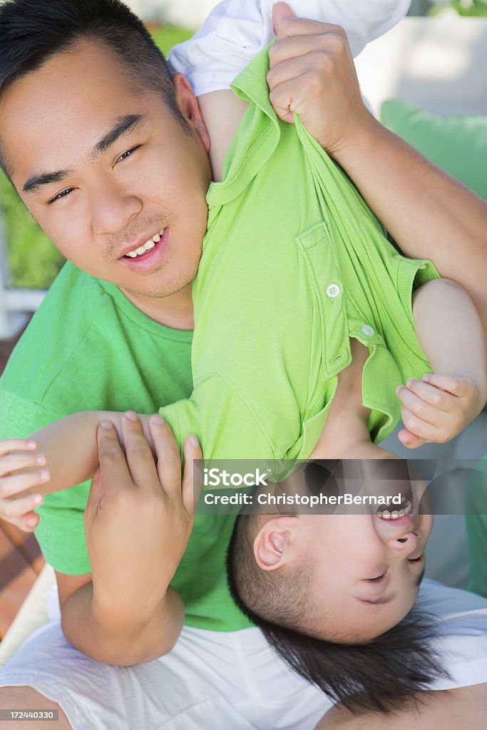 Азиатские отца взаимосвязь с сыном - Стоковые фото 2-3 года роялти-фри