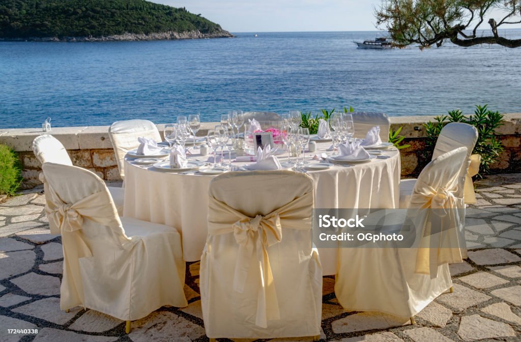 Table dressée pour une réception en plein air à côté de la mer - Photo de Banquet libre de droits