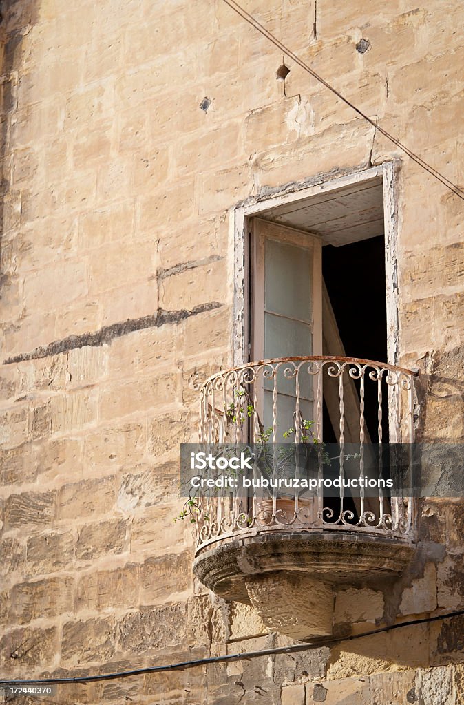 Pianta triste su un balcone - Foto stock royalty-free di Architettura