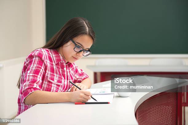 Estereótipo De Classe Trabalhadora - Fotografias de stock e mais imagens de 14-15 Anos - 14-15 Anos, Aluna, Aluno