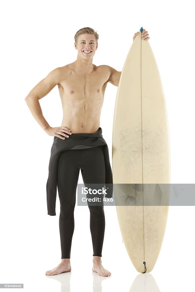 Sorridente maschio Surfista con una tavola da surf - Foto stock royalty-free di 18-19 anni