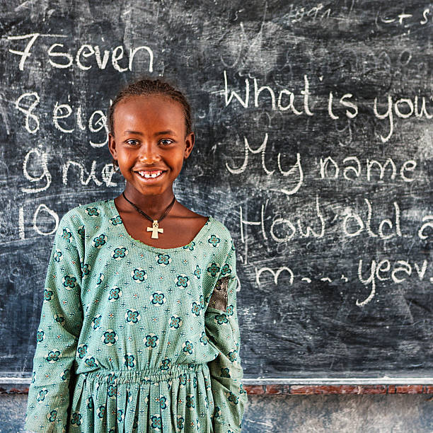 niña africana es el aprendizaje de inglés - education blackboard africa youth culture fotografías e imágenes de stock