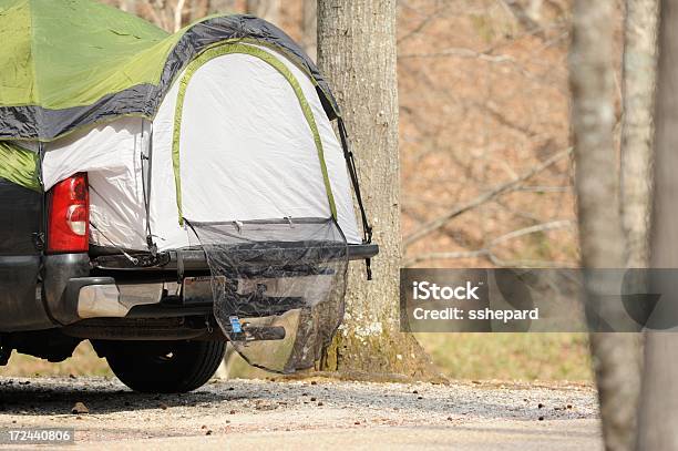 Foto de Coleta De Cama De Acampamento Para Barraca Em Campground e mais fotos de stock de Cama