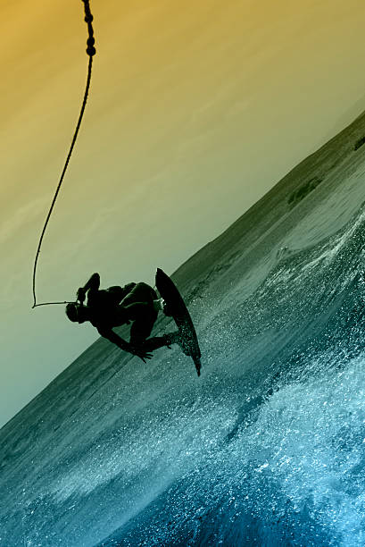 ウェイク ボードのシルエット - wakeboarding waterskiing water sport stunt ストックフォトと画像