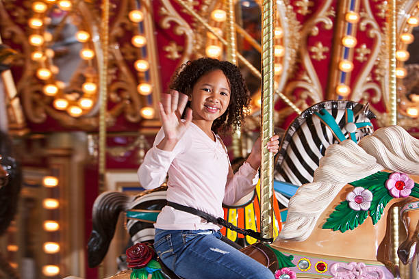 chica en carrusel - carousel merry go round child african descent fotografías e imágenes de stock