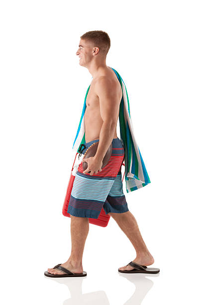 측면 보기 맨 walking with football player - male swimwear cooler 20s 뉴스 사진 이미지