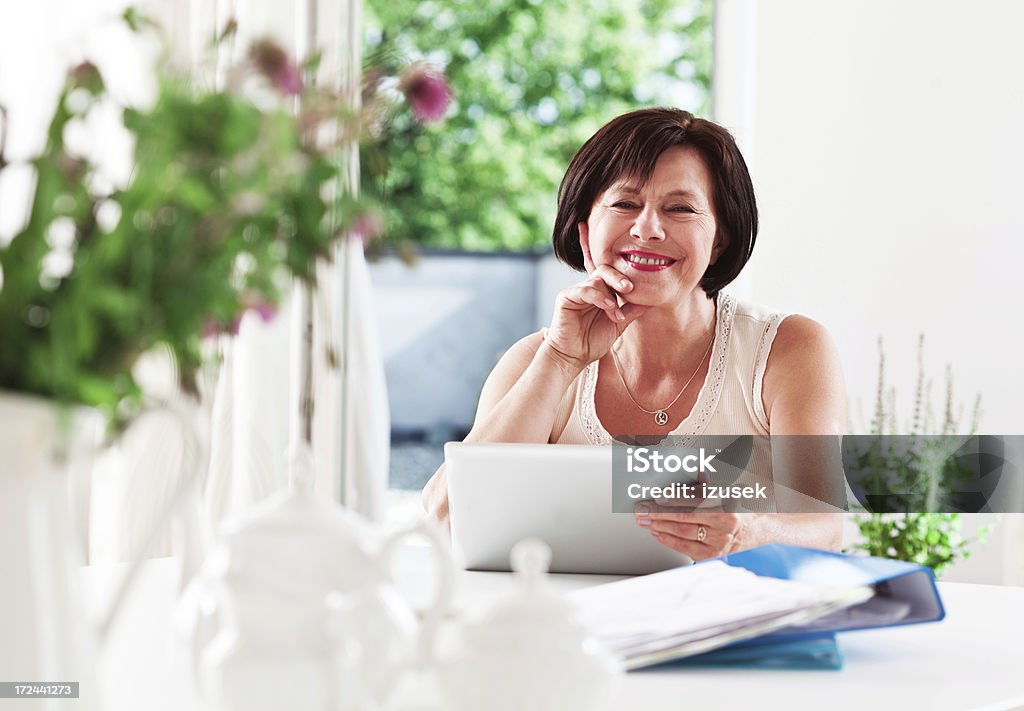 Sênior mulher com tablet digital - Foto de stock de 60-64 anos royalty-free