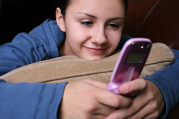 テキストメッセージサービス - text messaging mobile phone teenagers only people ストックフォトと画像