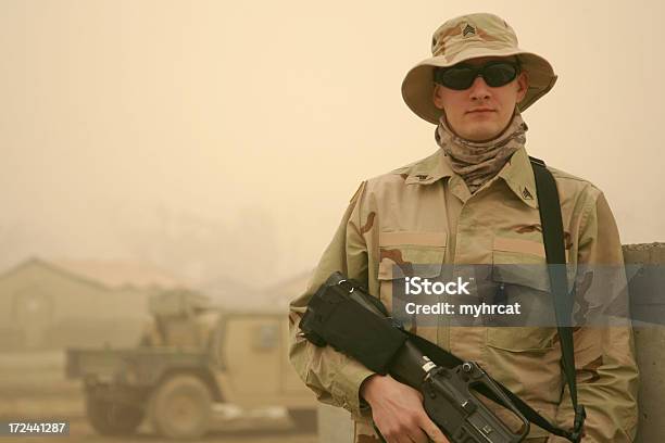 Soldier En Tormenta De Arena Foto de stock y más banco de imágenes de Adulto - Adulto, Bagdad, Camuflaje
