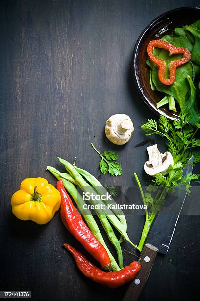 Свежие Овощи — стоковые фотографии и другие картинки Без людей - Без людей, Вегетарианское питание, Вертикальный