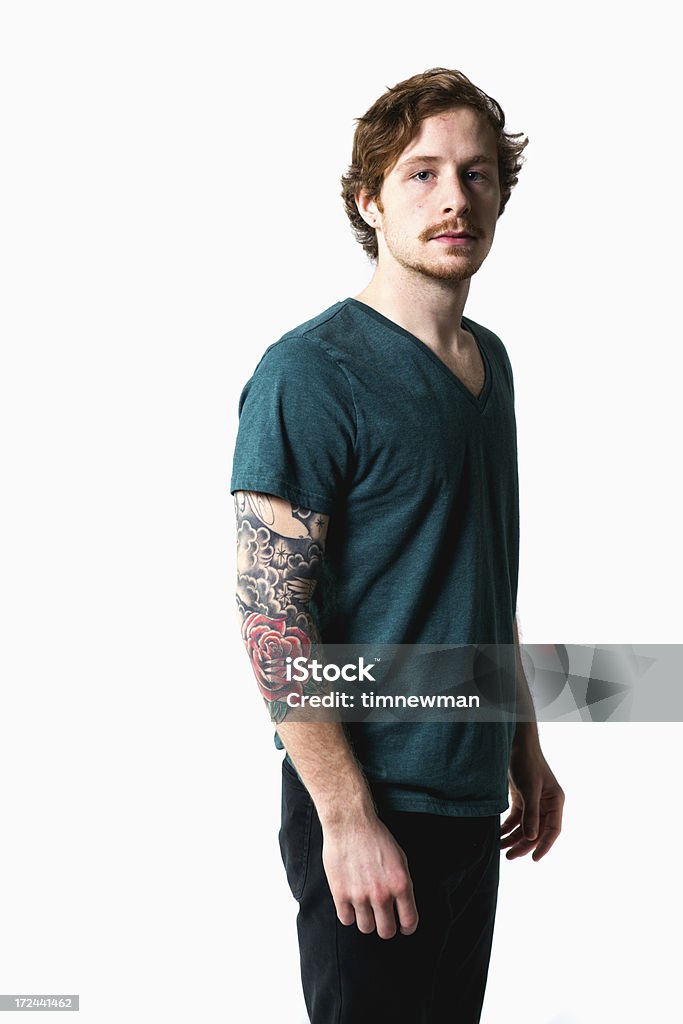 Jovem caucasiana atraente tatuagem Hipster homem em fundo branco - Foto de stock de Homens royalty-free