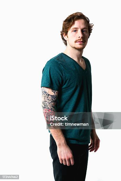Foto de Jovem Caucasiana Atraente Tatuagem Hipster Homem Em Fundo Branco e mais fotos de stock de Homens