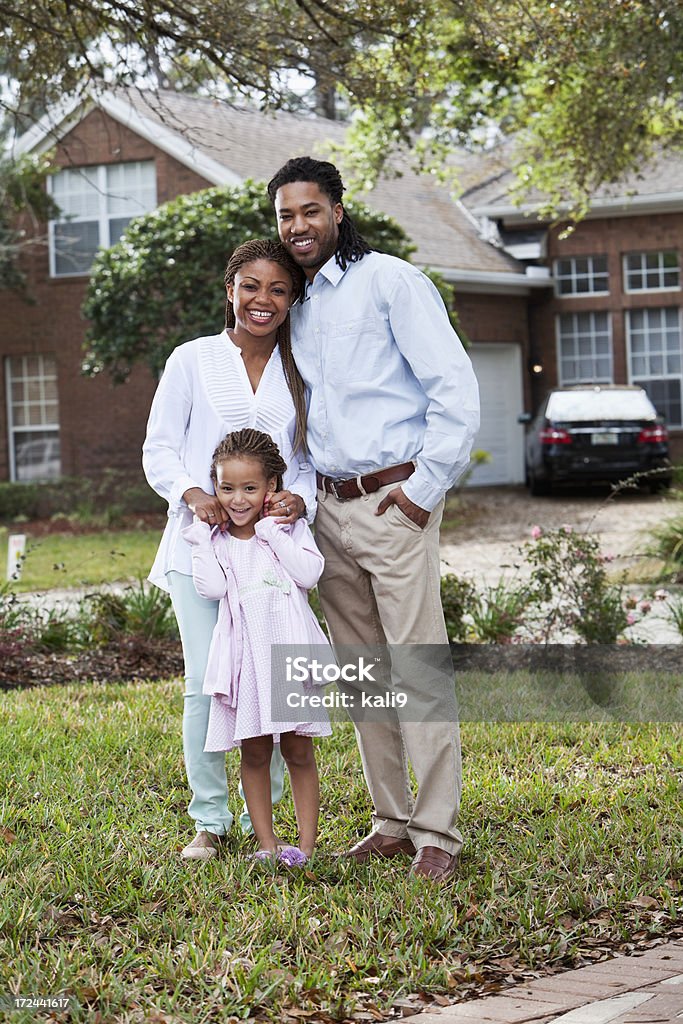 Família afro-americana na frente da casa - Foto de stock de Afro-americano royalty-free