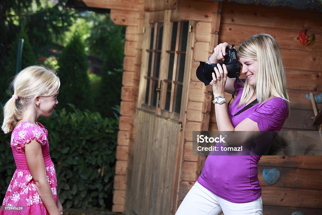 Mère de photographier son fille - Photo de 12-17 mois libre de droits