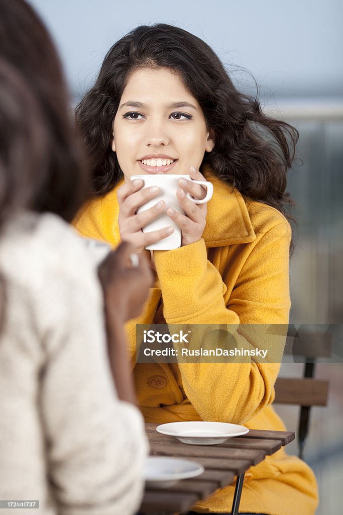 Boire un café avec un ami. - Photo de Adulte libre de droits