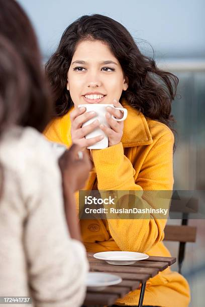 Photo libre de droit de Boire Un Café Avec Un Ami banque d'images et plus d'images libres de droit de Adulte - Adulte, Affaires, Aliments et boissons