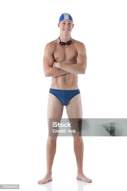 Lächelnd Männlich Schwimmer Stehend Mit Arme Verschränkt Stockfoto und mehr Bilder von Damenunterhose