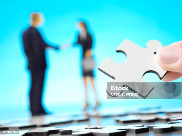 Hält Ein Puzzleteil Mit Business Personen Stockfoto und mehr Bilder von Abmachung - Abmachung, Berufliche Partnerschaft, Blau