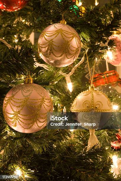 Ozdoby Na Boże Narodzenie Drzewo - zdjęcia stockowe i więcej obrazów Bez ludzi - Bez ludzi, Bombka, Boże Narodzenie