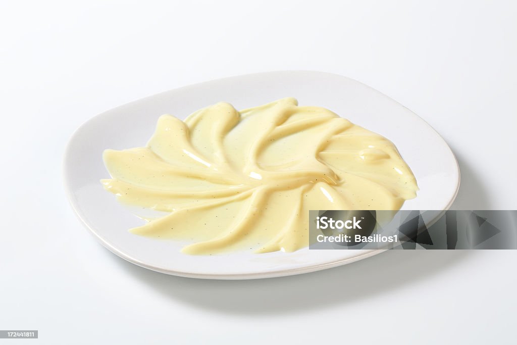 Piatto con Crema alla vaniglia - Foto stock royalty-free di Bianco