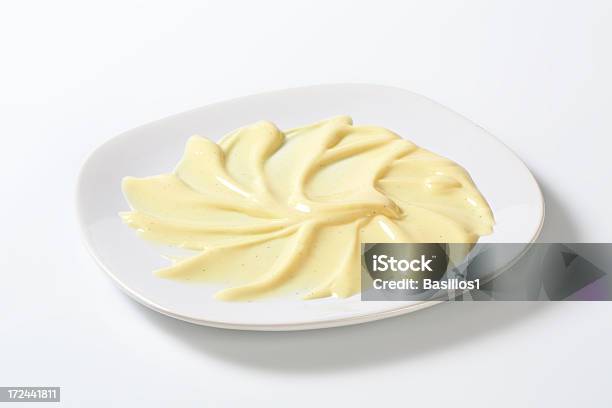 Piatto Con Crema Alla Vaniglia - Fotografie stock e altre immagini di Bianco - Bianco, Biancomangiare, Cibi surgelati