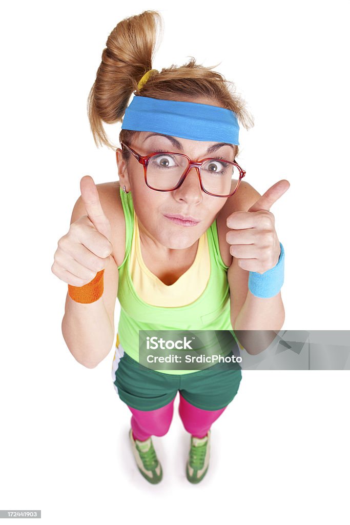 fitness divertente ragazza con occhiali Esprimere a gesti con il suo Pollice in su - Foto stock royalty-free di 25-29 anni