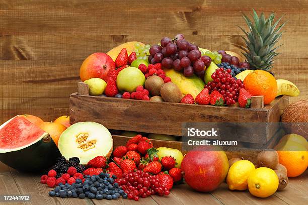 Scatola Con Frutta - Fotografie stock e altre immagini di Abbondanza - Abbondanza, Alimentazione sana, Cassetta