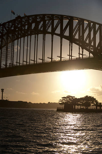 シドニーハーバーブリッジ日没 - sydney harbor bridge sydney opera house vertical australia ストックフォトと画像