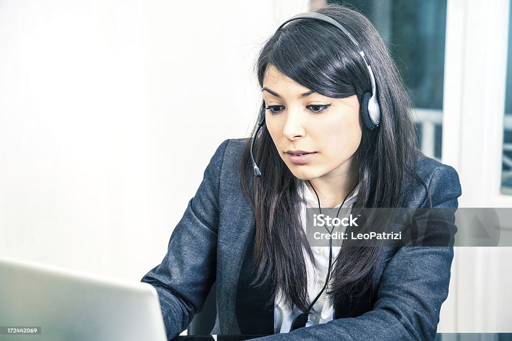 Seguros de joven mujer agente de servicio al cliente con auriculares - Foto de stock de Adulto libre de derechos