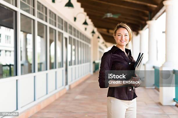 Foto de Mulher De Negócios Com O Portfólio e mais fotos de stock de Adulto - Adulto, Bem vestido, Casual chic