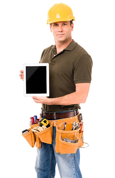 empreiteira carpinteiro construção com tablet digital, isolado no fundo branco - construction worker digital tablet belt building contractor - fotografias e filmes do acervo
