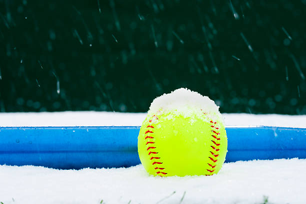 softball e taco na neve - softball playing field fluorescent team sport imagens e fotografias de stock