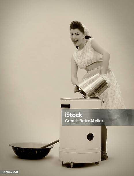 Foto de Pinup Estilo Big Wash e mais fotos de stock de 1950-1959 - 1950-1959, Máquina de lavar roupa, Fora De Moda - Estilo