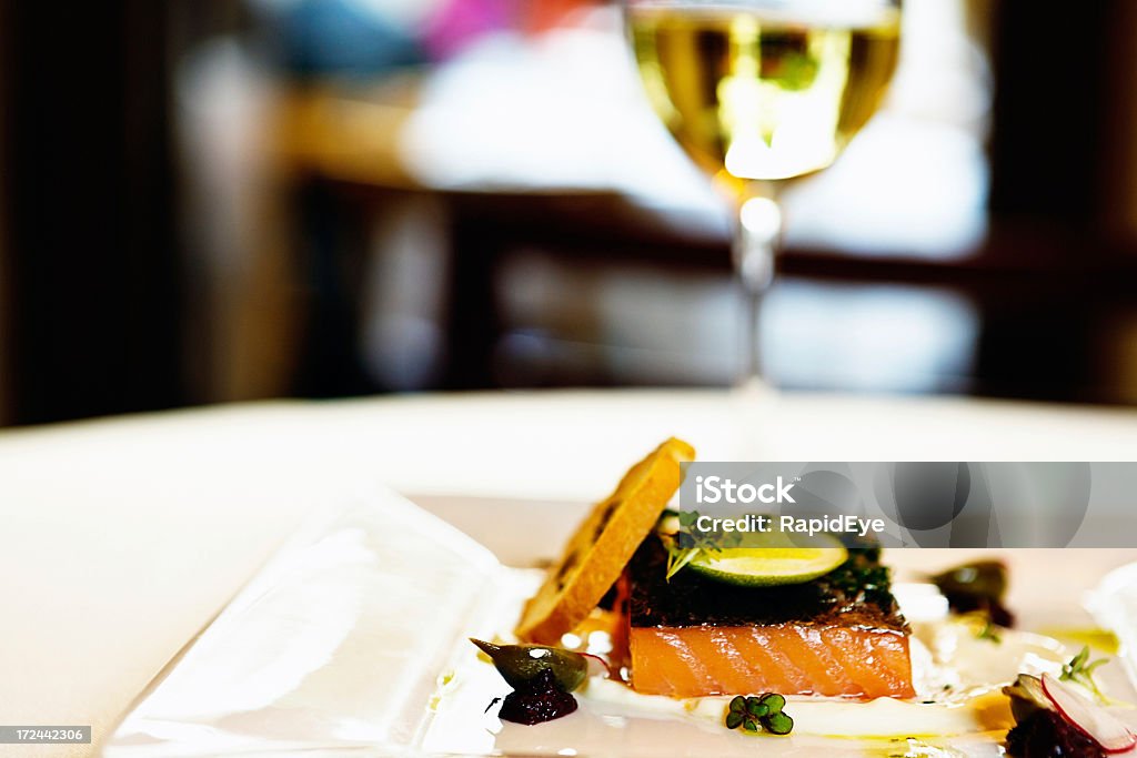 Elegante Lachs Appetithäppchen serviert mit in Weißwein - Lizenzfrei Abnehmen Stock-Foto