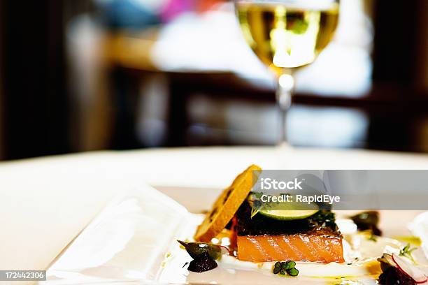 Foto de Aperitivo Elegante De Salmão Servido Com Vinho Branco e mais fotos de stock de Alcaparra