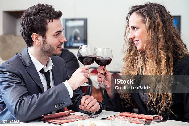 Junges Paar In Liebe Im Restaurant Cincin Stockfoto und mehr Bilder von Alkoholisches Getränk - Alkoholisches Getränk, Angesicht zu Angesicht, Attraktive Frau